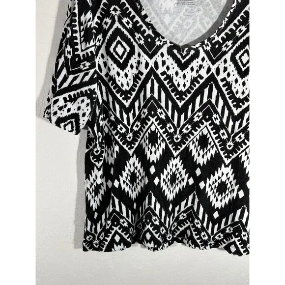 Chicos Black & White Tribal Print Sz 2 Large Woman’s Cotton Blouse V-neck Aztec - Picture 4 of 8